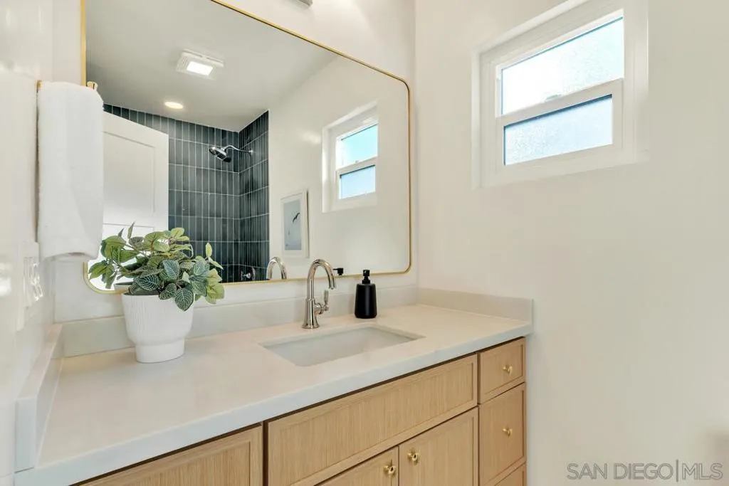2275 Emerald St, San Diego, California 92109 home-pic-17