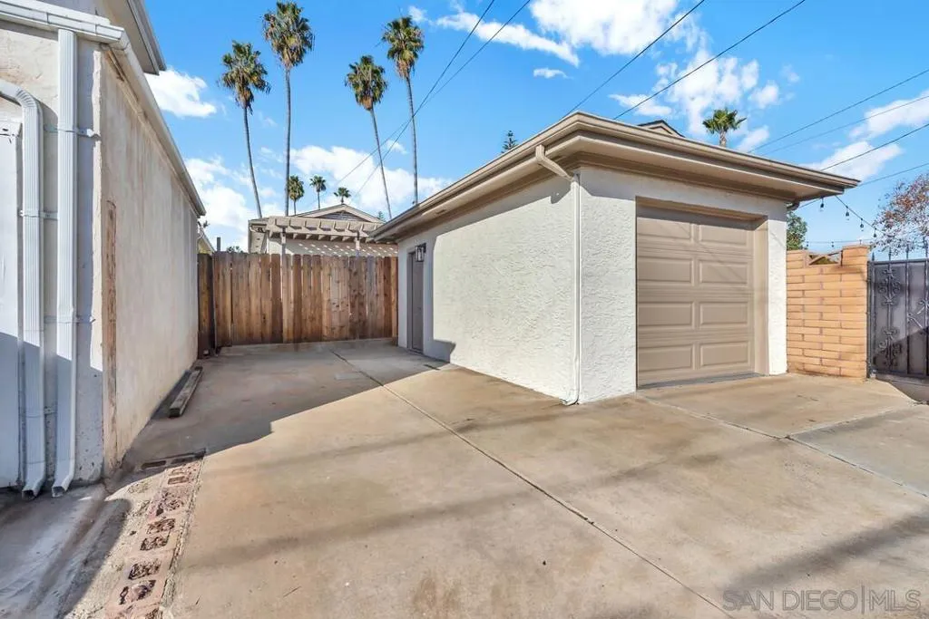 2275 Emerald St, San Diego, California 92109 home-pic-33