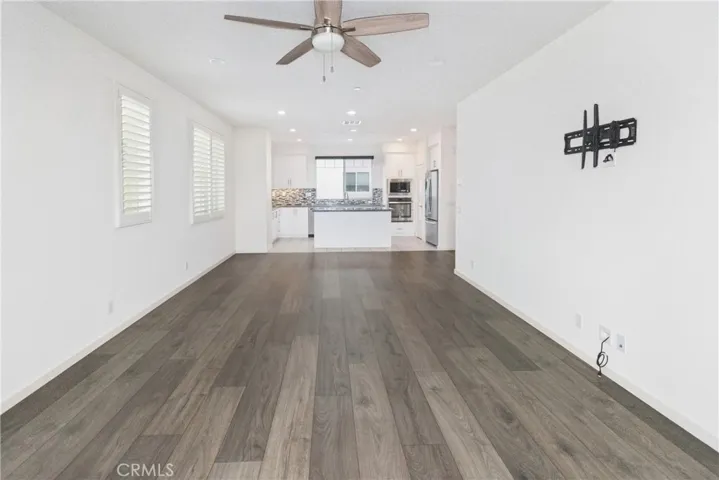 Reverse view towards the kitche