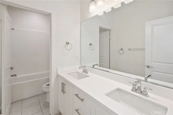 Hall bathroom, Third Floor