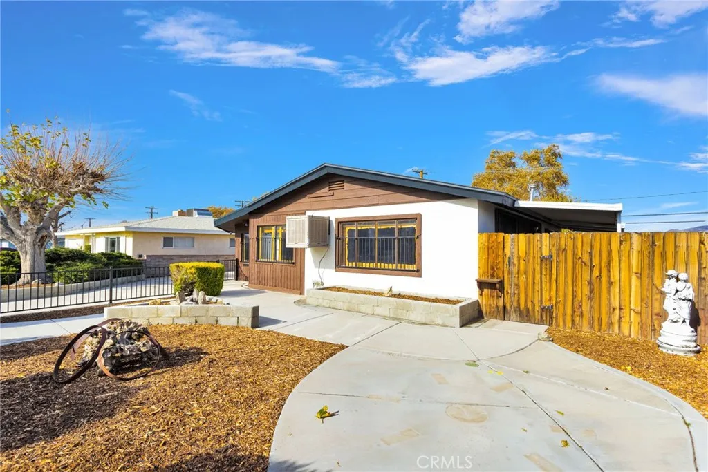 16352 Del Norte Drive, Victorville, California 92395 home-pic-5