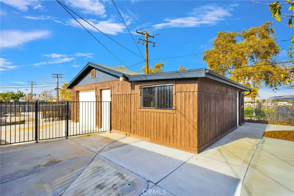16352 Del Norte Drive, Victorville, California 92395 home-pic-37