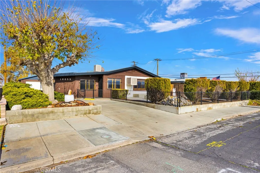 16352 Del Norte Drive, Victorville, California 92395 home-pic-2