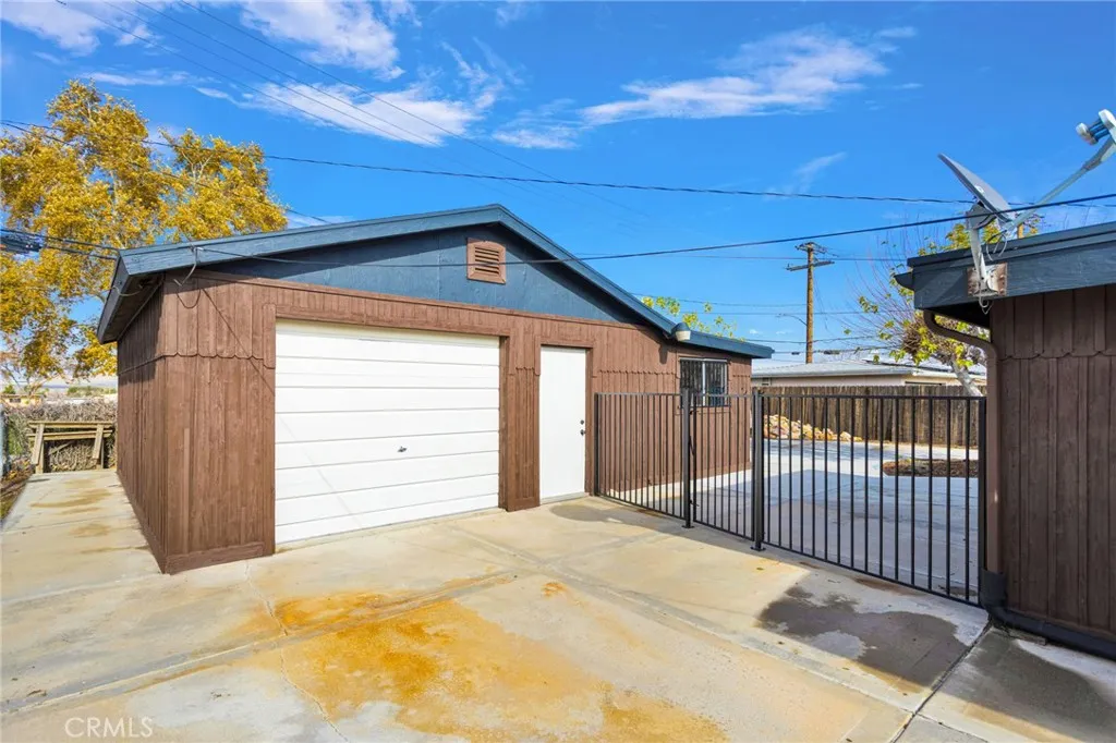16352 Del Norte Drive, Victorville, California 92395 home-pic-32