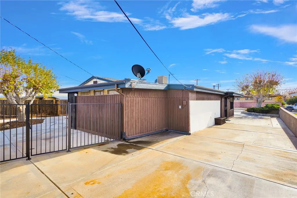 16352 Del Norte Drive, Victorville, California 92395 home-pic-33