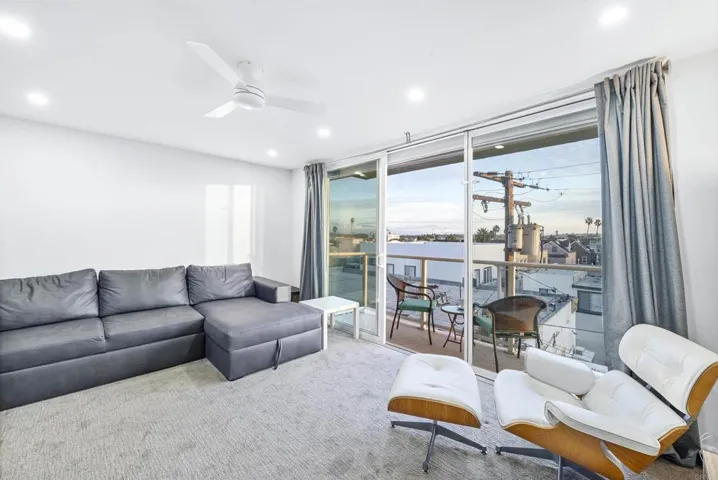 725 Redondo Court 27, San Diego, California 92109