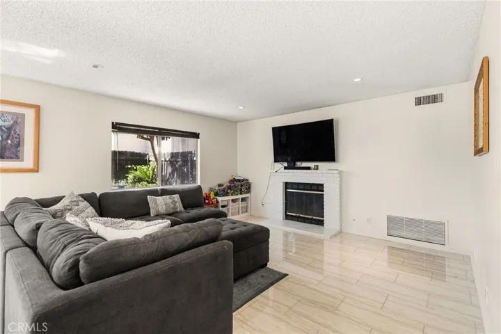 11545 Honeyglen, Pacoima, California 91331 — photo 4