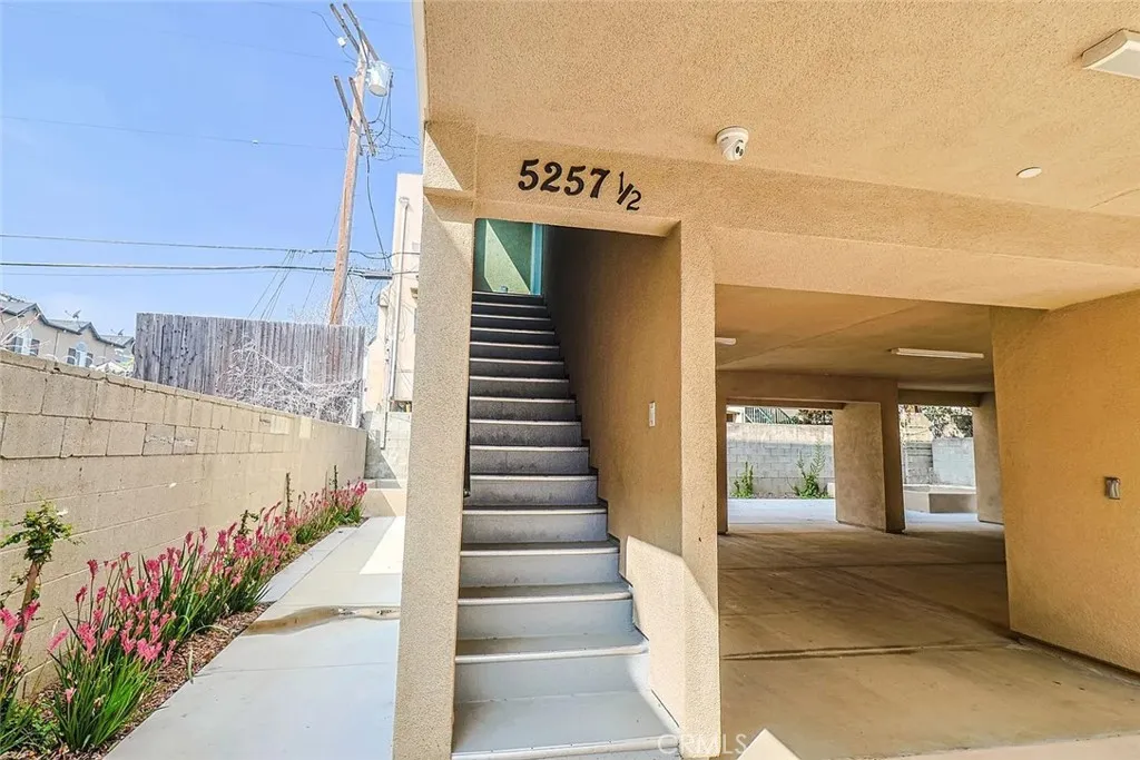 5261 Harmony Avenue, North Hollywood, California 91601 home-pic-3