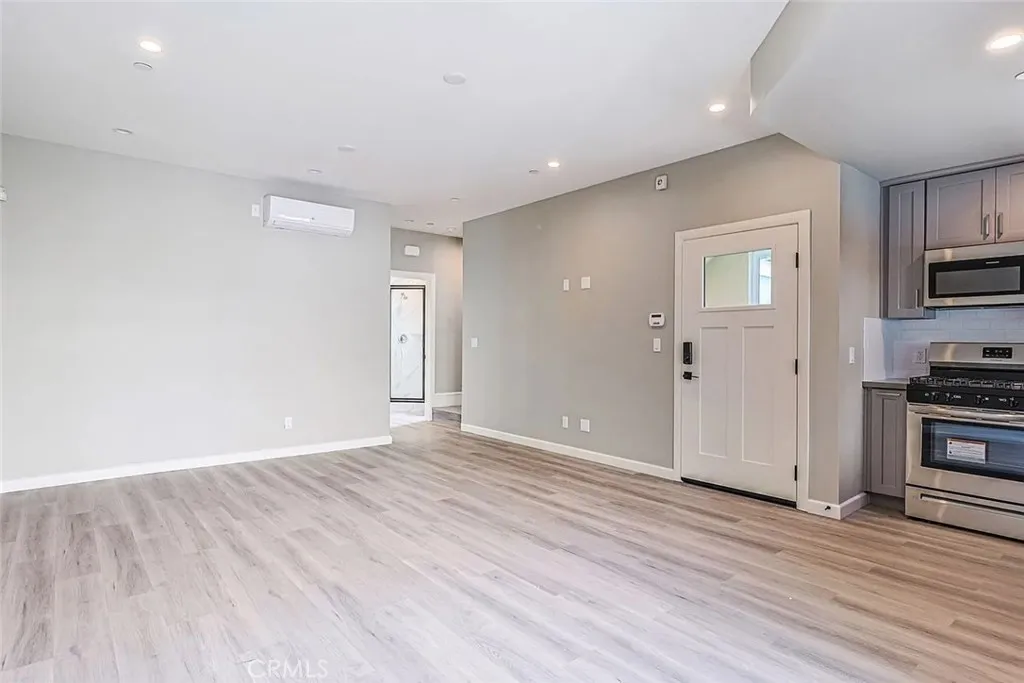 5261 Harmony Avenue, North Hollywood, California 91601 home-pic-5