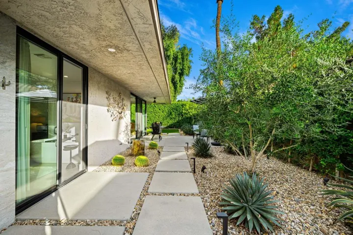 Primary Room Side Yard