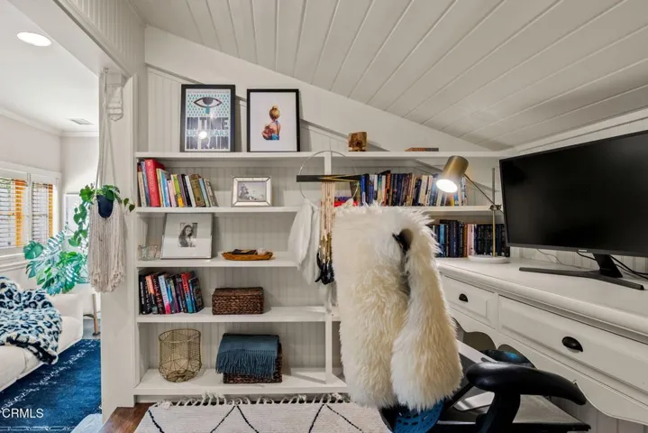 89-web-or-mls-UpmarketMedia-12250Linda-e