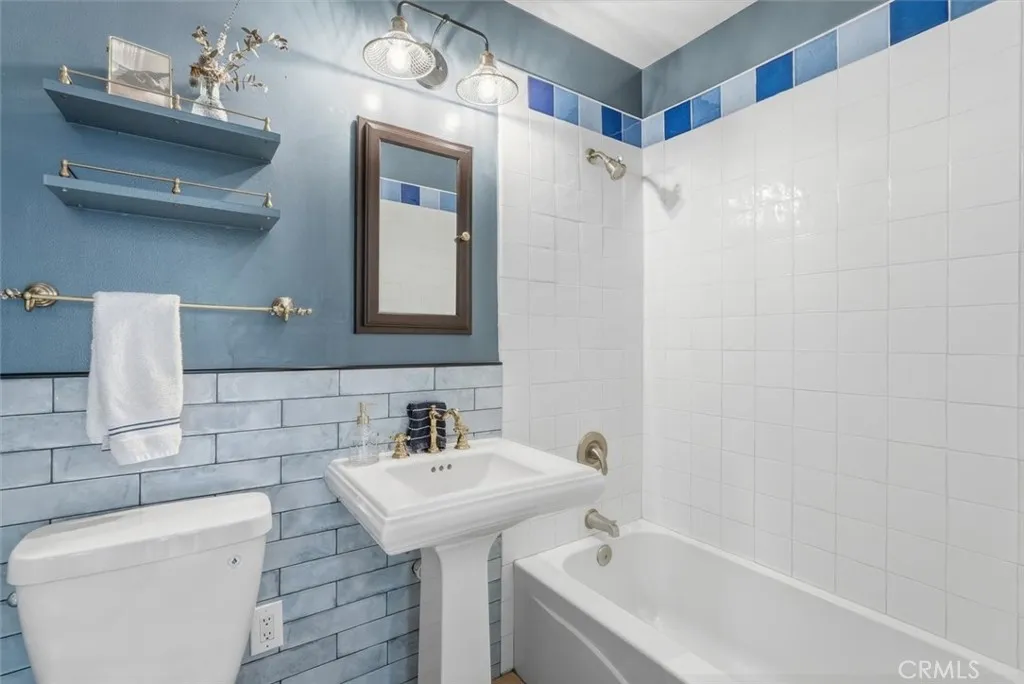 2324 Roycroft Avenue, Long Beach, California 90815 home-pic-20