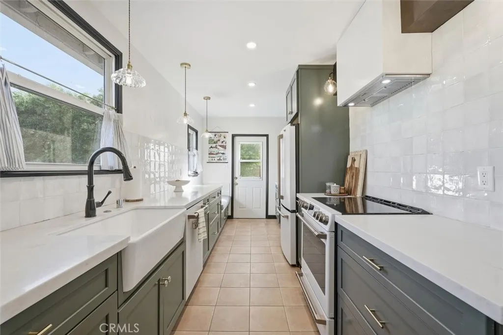 2324 Roycroft Avenue, Long Beach, California 90815 home-pic-11