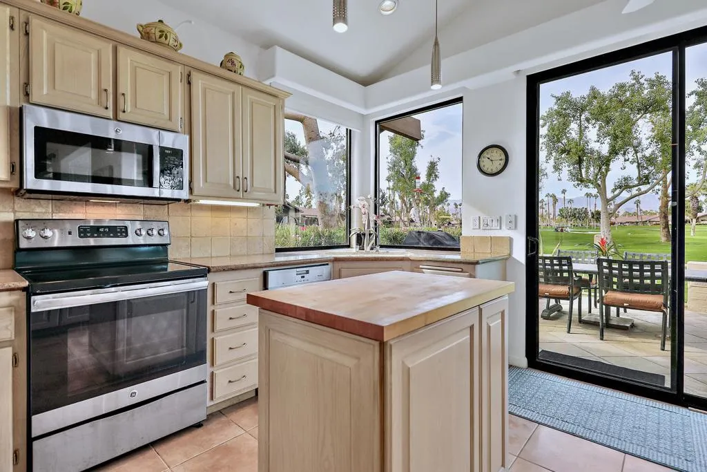 39 Blue River Drive, Palm Desert, California 92211 home-pic-13