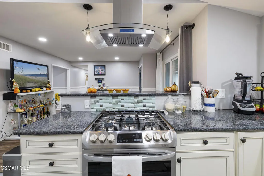 1231 Bluebell Street, Oxnard, California 93036 home-pic-11
