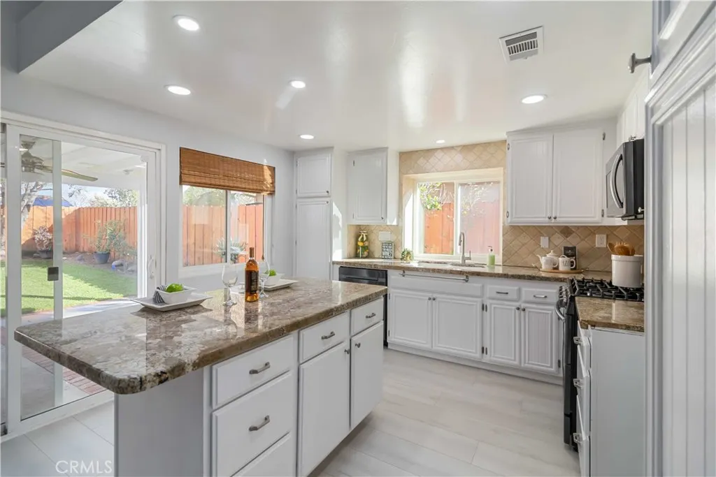 19853 Collins, Canyon Country, California 91351 home-pic-10