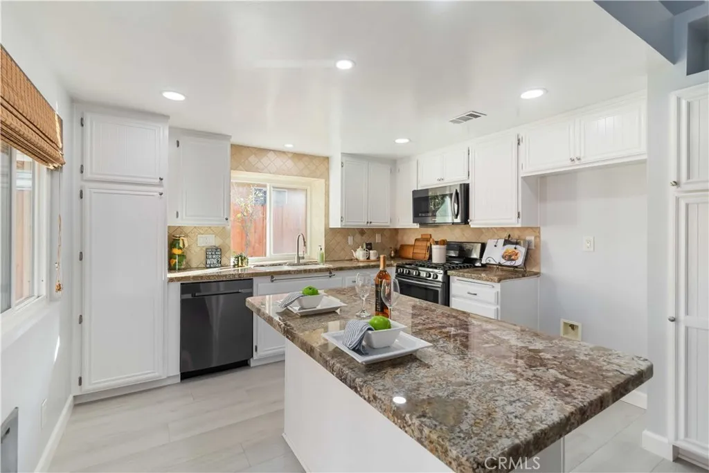 19853 Collins, Canyon Country, California 91351 home-pic-11