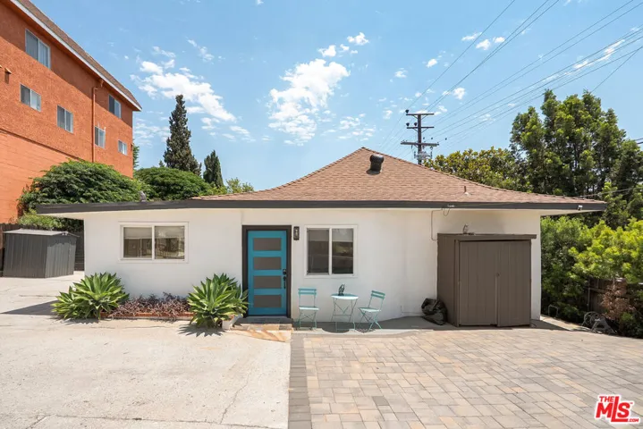 Front unit with enclosed washe