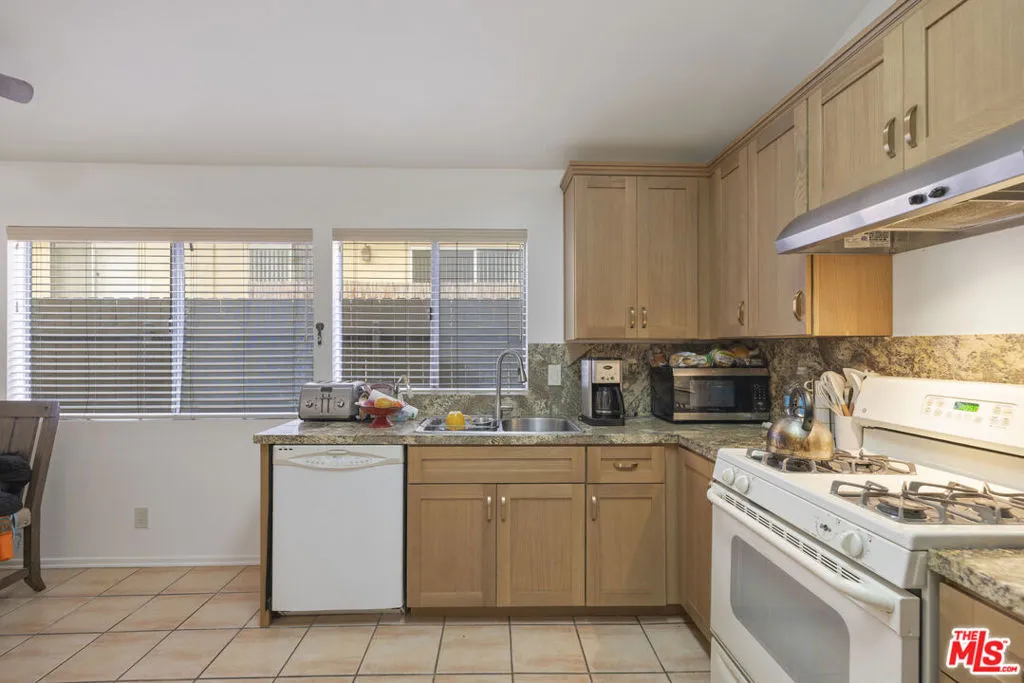5461 Newcastle Avenue 6, Encino, California 91316 home-pic-18