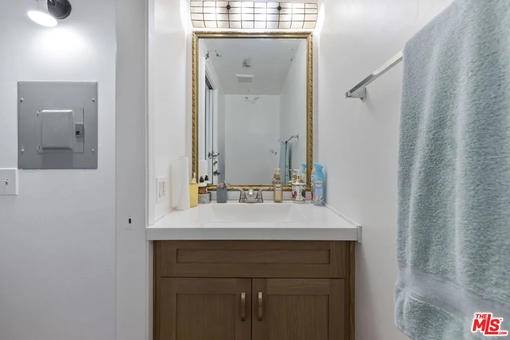 5461 Newcastle Avenue 6, Encino, California 91316 home-pic-12