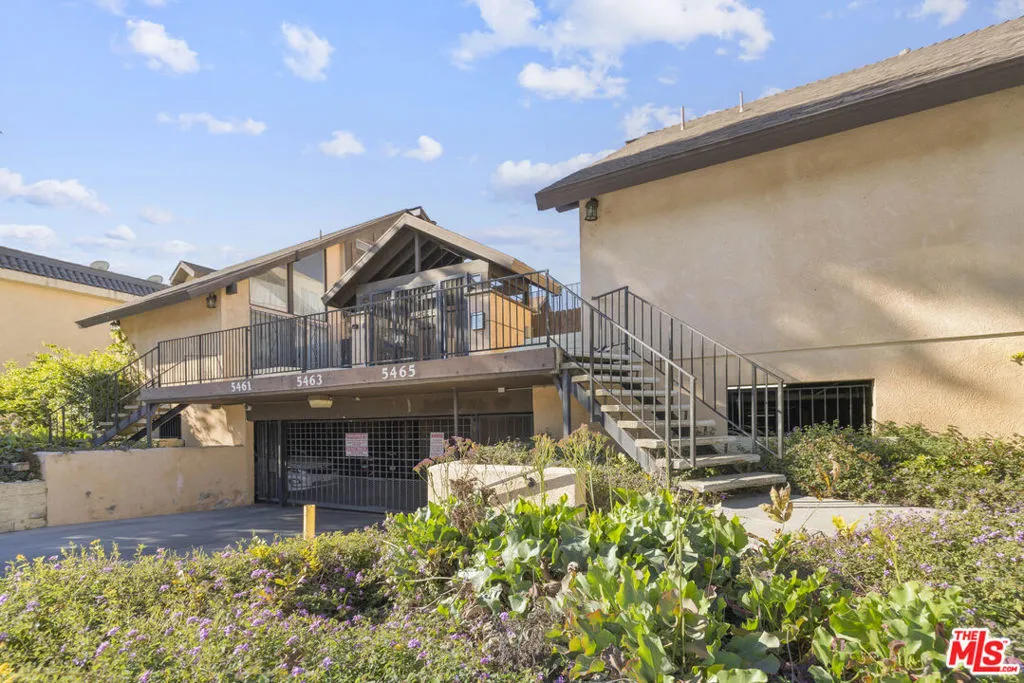 5461 Newcastle Avenue 6, Encino, California 91316 home-pic-2
