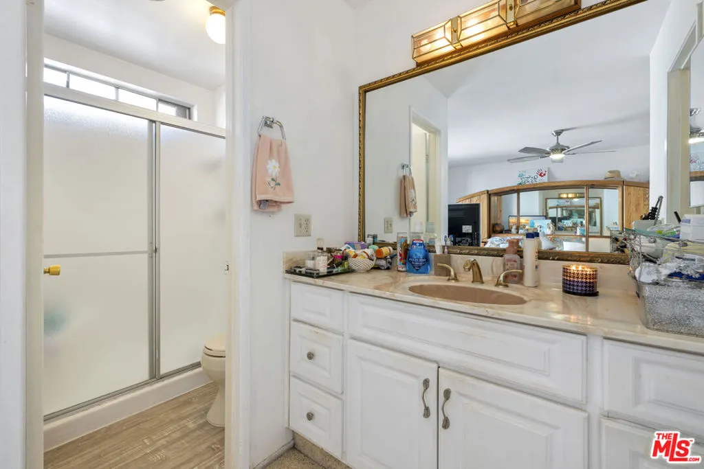 5461 Newcastle Avenue 6, Encino, California 91316 home-pic-24