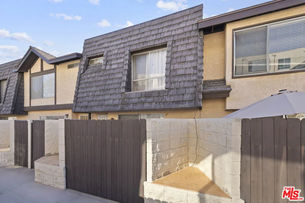 5461 Newcastle Avenue 6, Encino, California 91316 home-pic-5