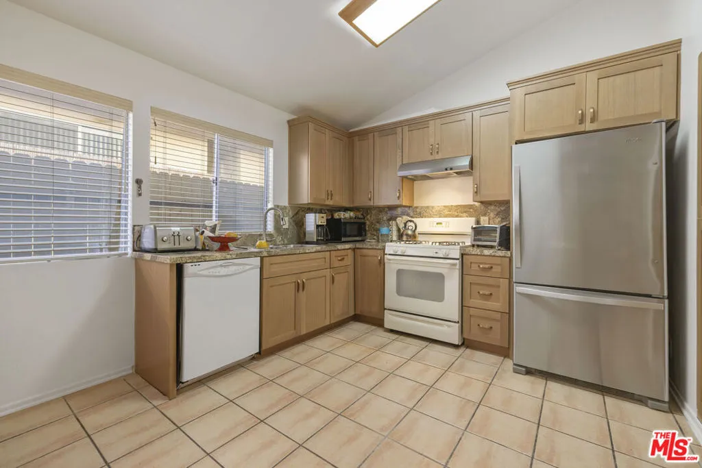 5461 Newcastle Avenue 6, Encino, California 91316 home-pic-14