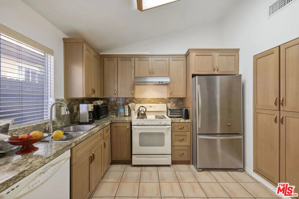 5461 Newcastle Avenue 6, Encino, California 91316 home-pic-15