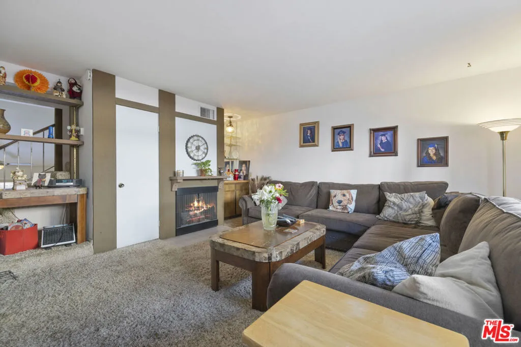 5461 Newcastle Avenue 6, Encino, California 91316 home-pic-8