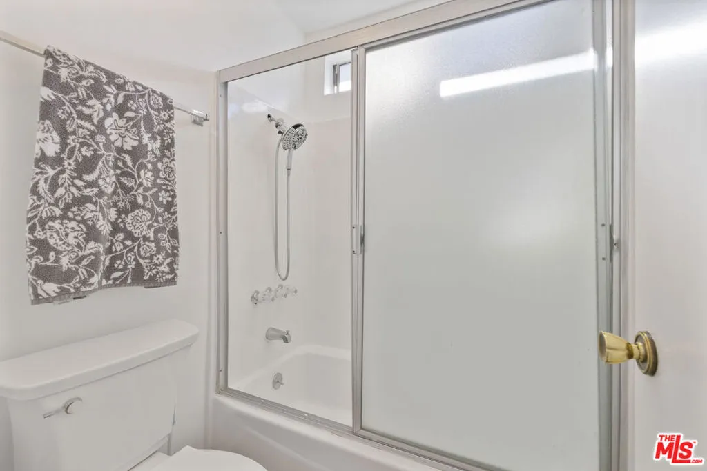 5461 Newcastle Avenue 6, Encino, California 91316 home-pic-30