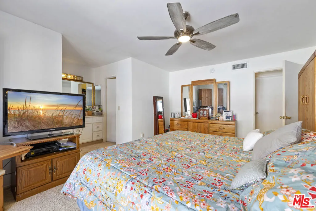 5461 Newcastle Avenue 6, Encino, California 91316 home-pic-22