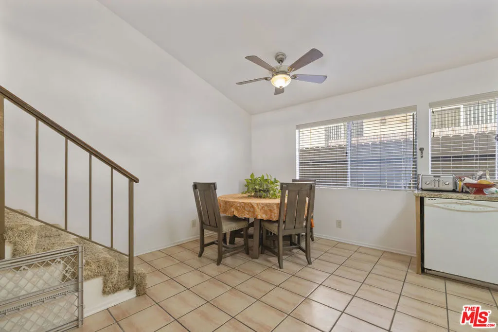 5461 Newcastle Avenue 6, Encino, California 91316 home-pic-17