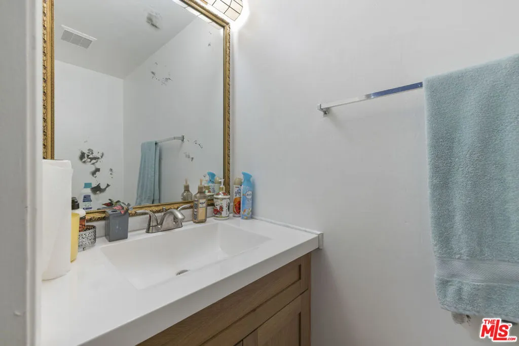 5461 Newcastle Avenue 6, Encino, California 91316 home-pic-13
