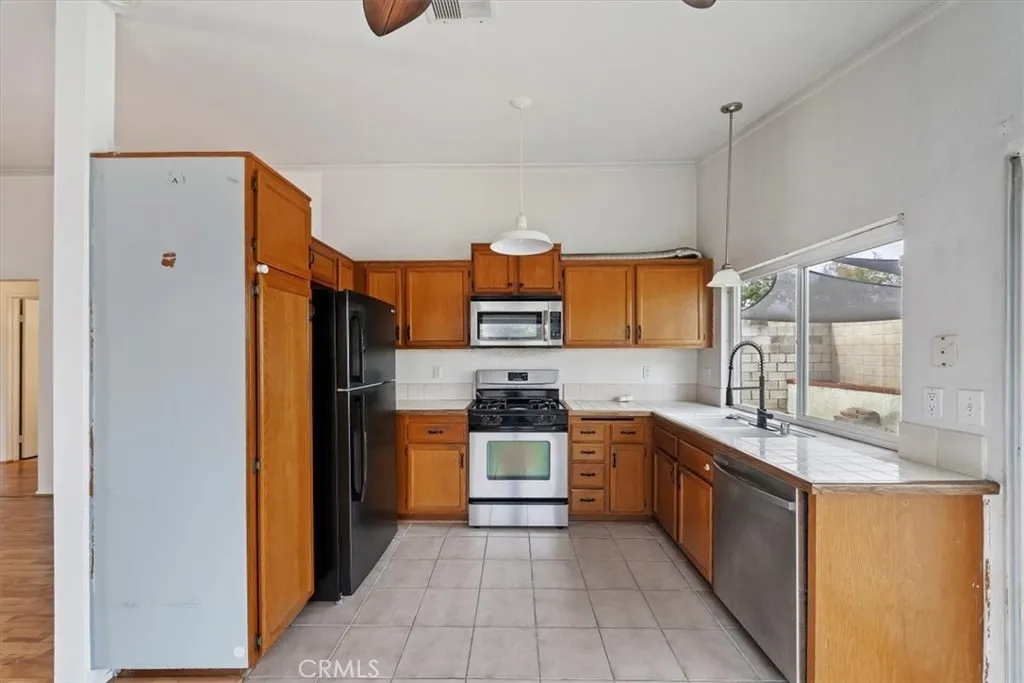 14502 Hillcrest Dr, Fontana, California 92337 home-pic-9