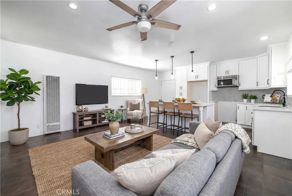 2432 E 112th Place, Los Angeles, California 90059 home-pic-1