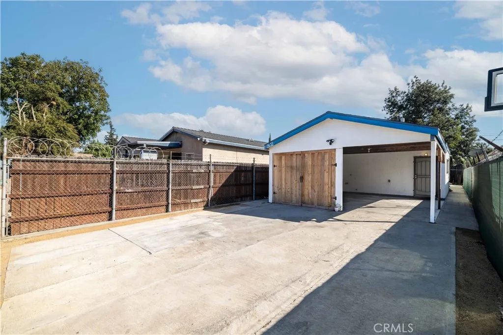 2432 E 112th Place, Los Angeles, California 90059 home-pic-3