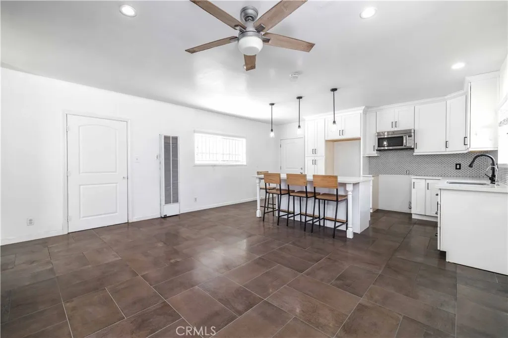 2432 E 112th Place, Los Angeles, California 90059 home-pic-2