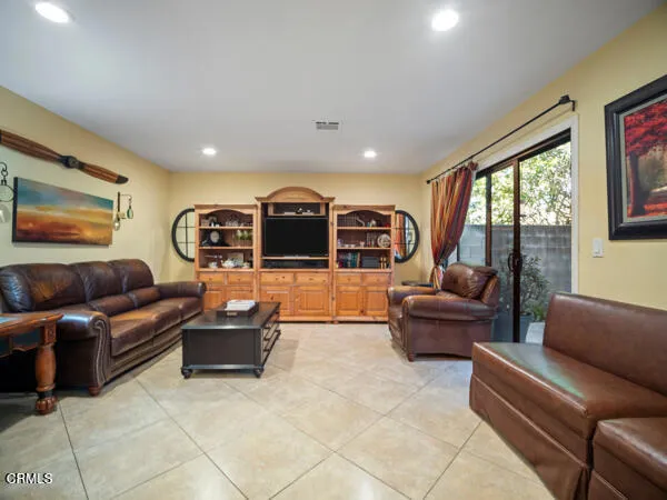 102 San Nicolas familyroom