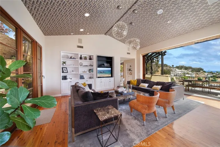 1131 Emerald Bay, Laguna Beach, California 92651