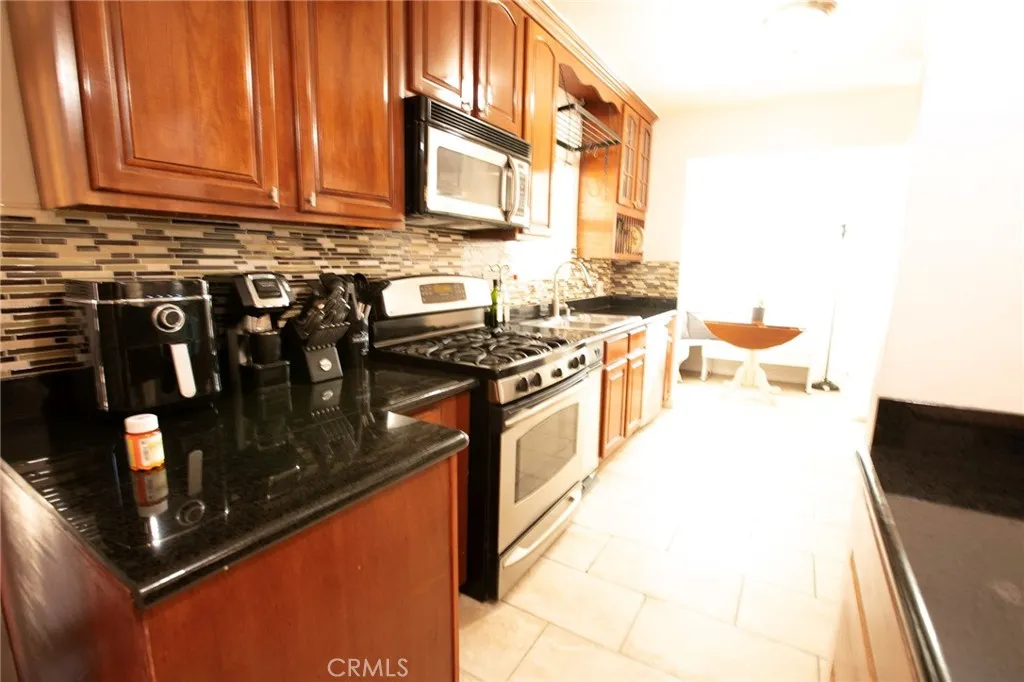 121 W Fairview, Inglewood, California 90302 home-pic-6