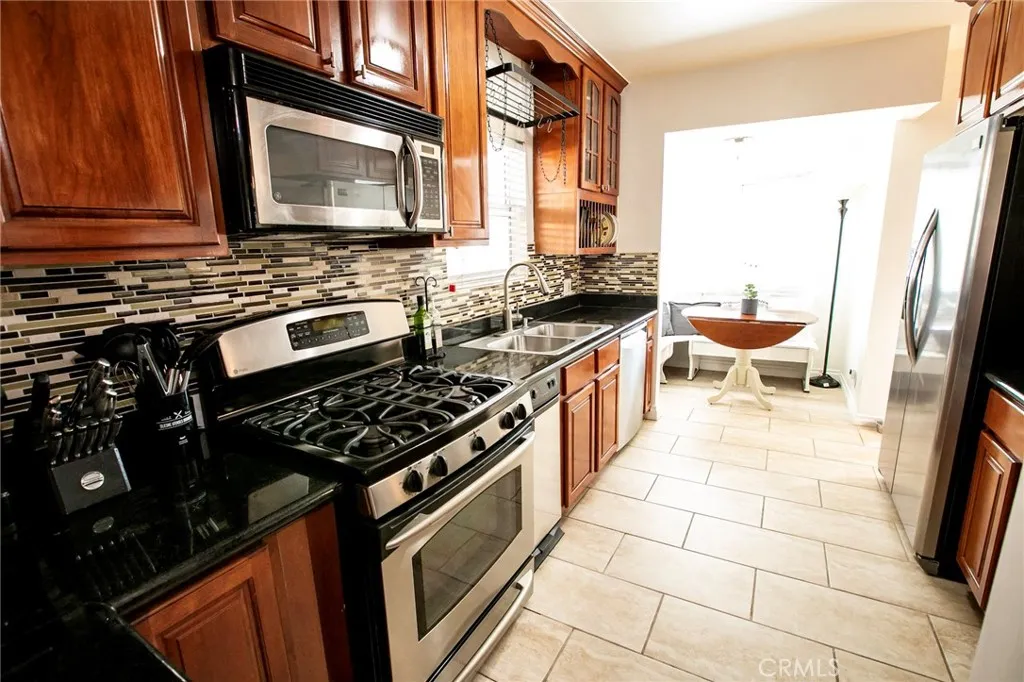 121 W Fairview, Inglewood, California 90302 home-pic-8