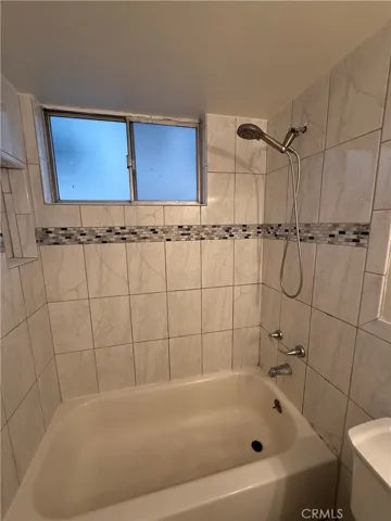 Bathroom Tub/ Shower