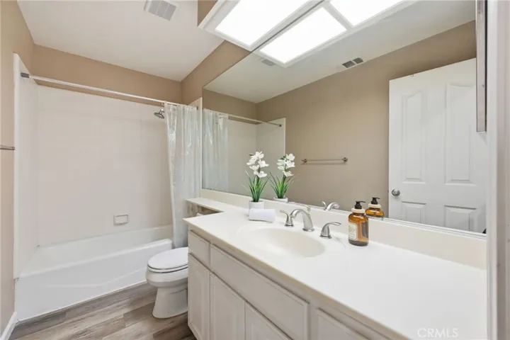 Full Bathroom (Upstairs)