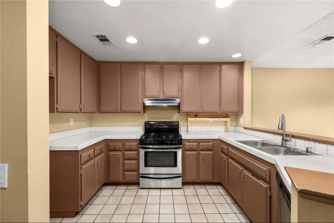 1120 Portofino Court 104, Corona, California 92881 home-pic-12