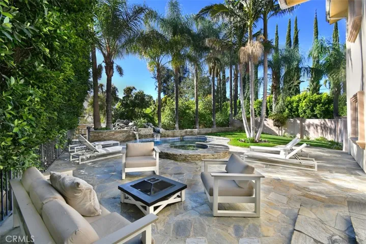 5070 Avenida Oriente, Tarzana, California 91356