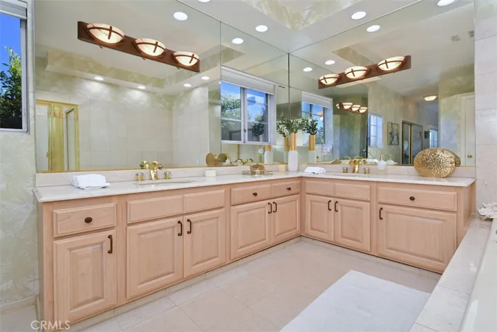 5070 Avenida Oriente, Tarzana, California 91356