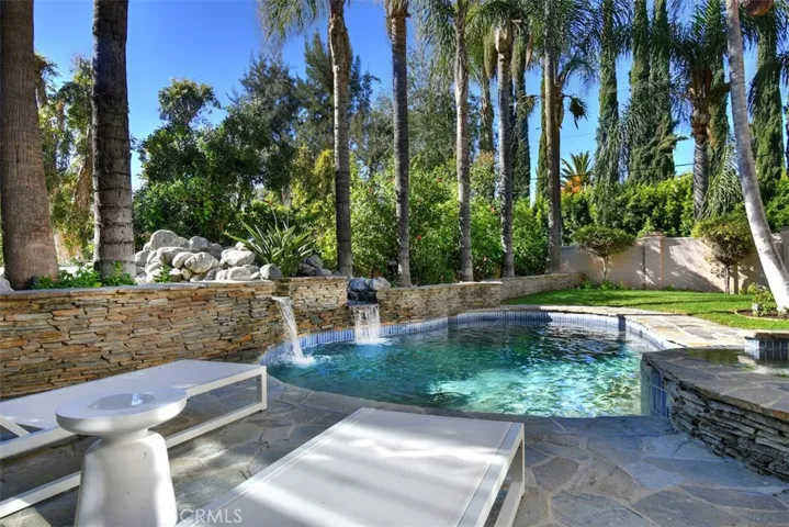 5070 Avenida Oriente, Tarzana, California 91356