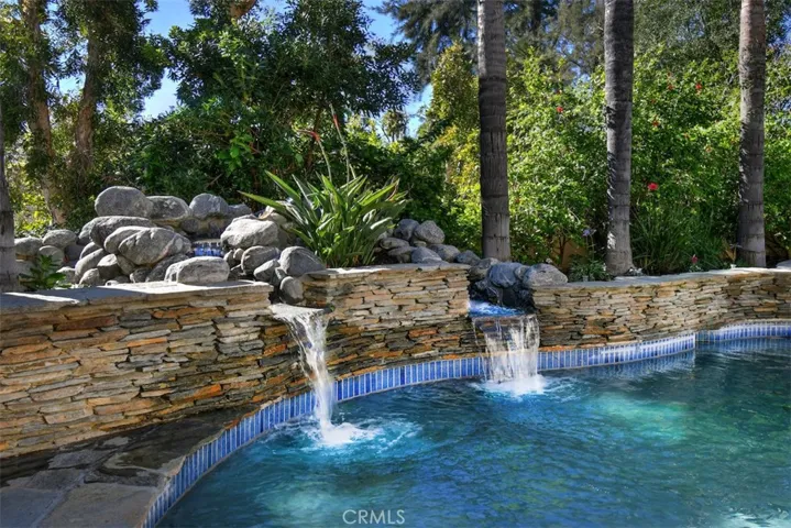 5070 Avenida Oriente, Tarzana, California 91356
