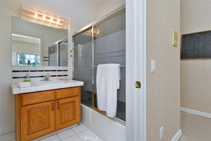 5070 Avenida Oriente, Tarzana, California 91356